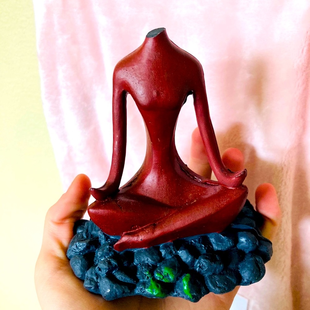 Headless mediation statue